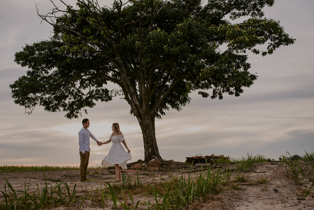 ensaio pré wedding no campo ensaio em holambra ensaio pré wedding no por do sol ensaio pré wedding inspiração foto ensaio holambra foto namorados fotografo casamento são paulo roupas para ensaio pré casamento