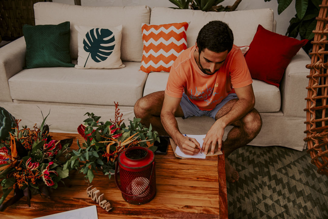 noivo escrevendo votos casamento na praia casamento em toque toque 