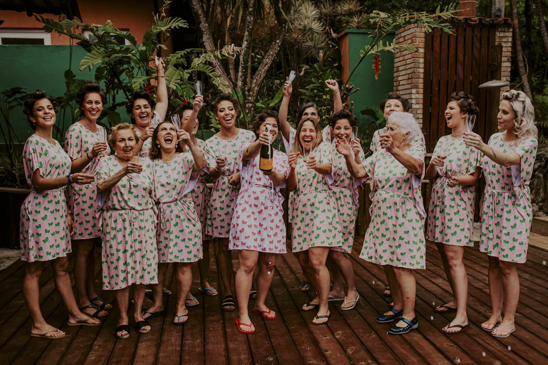 casamento na praia casamento em toque toque pequeno reserva tambá casamento pé na areia casamento litoral norte dia da noiva brinde com madrinhas casamento no litoral robe da noiva