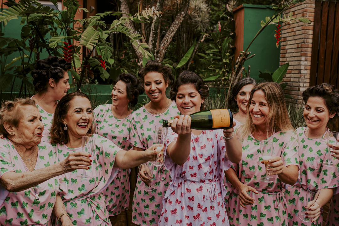 casamento na praia casamento em toque toque pequeno reserva tambá casamento pé na areia casamento litoral norte  brinde com madrinhas casamento no litoral robe da noiva inspiração casamento na praia