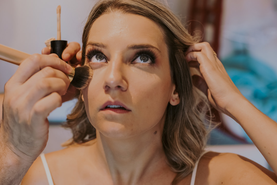 a noiva maquiando antes do casamento em sp melhor fotografo de casamento daniel okuyama