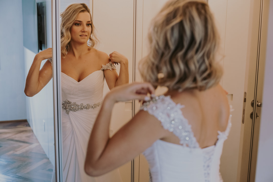 a noiva com vestido antes do casamento sp