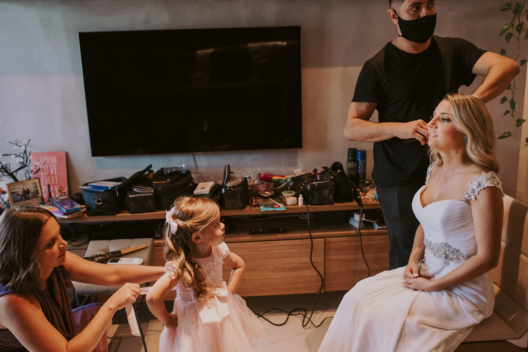 a noiva durante o making of na maquiagem da noiva e daminha do casamento foto de casamento sp