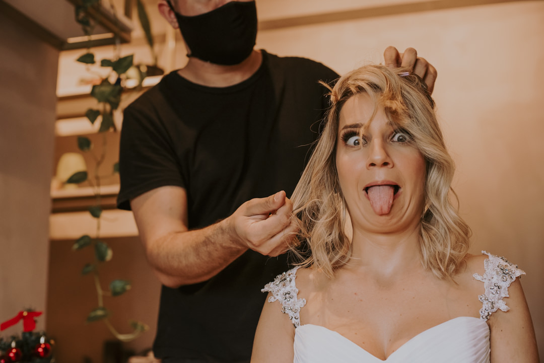 noiva durante o making of foto divertida e espontânea de casamento melhor fotografo de sp daniel okuyama