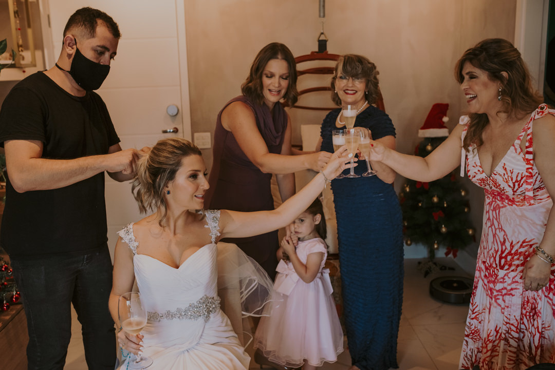 brinde da noiva com suas madrinhas durante o making of foto de casamento
