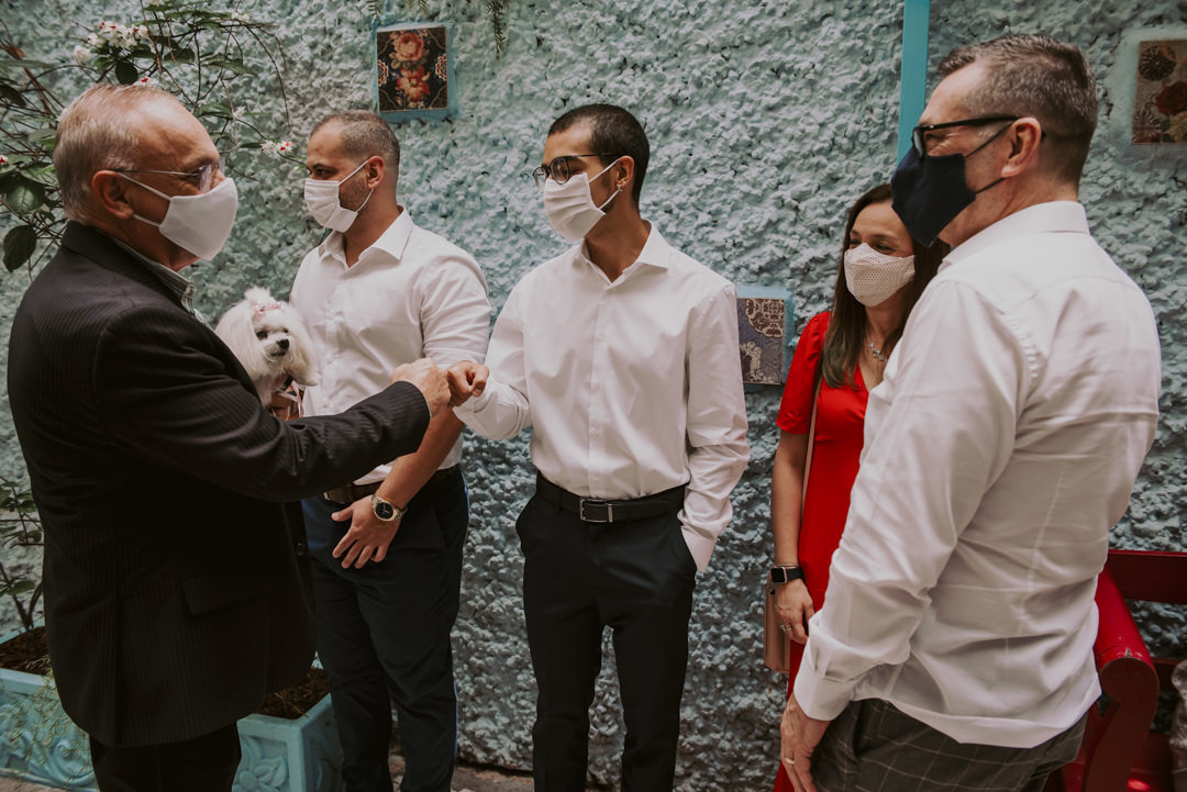 convidados antes do casamento esperando o inicio da cerimonia ao ar livre em sp