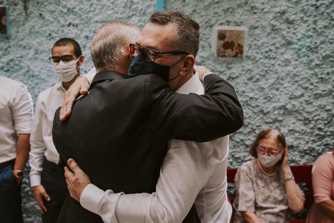 um abraço dos convidados na cerimonia do casamento em sp 