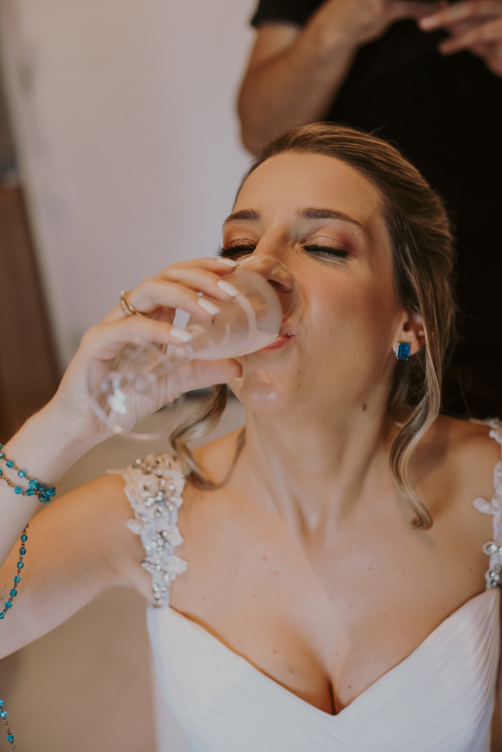 a noiva brinda no making of casamento em sp daniel okuyama fotografia