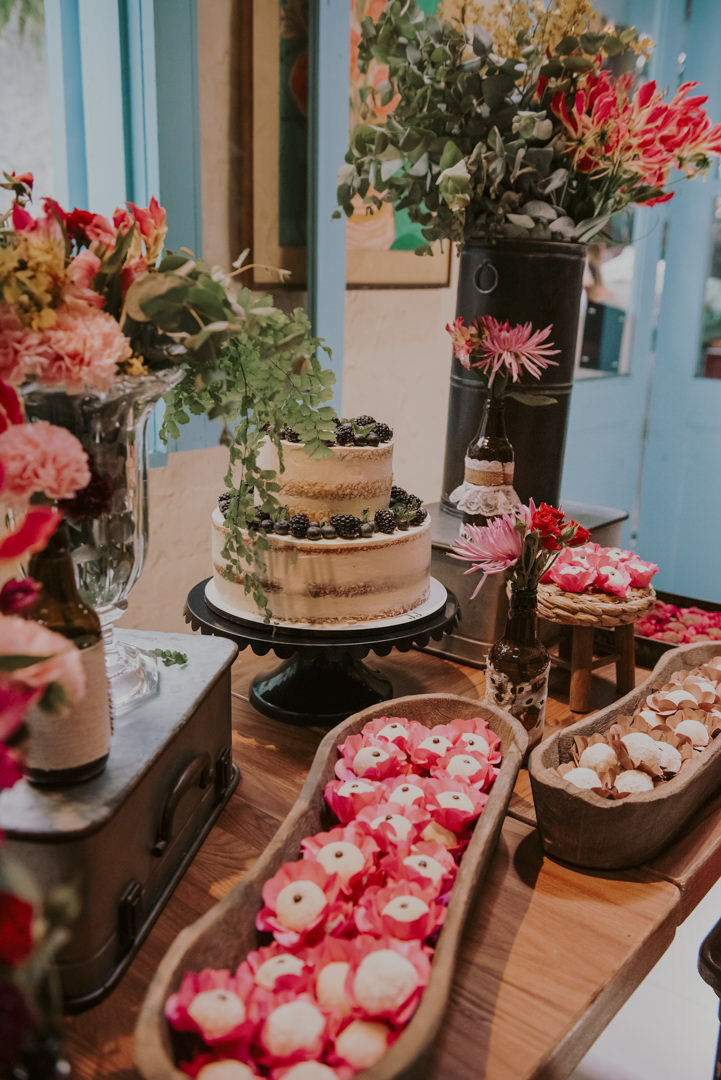bolo de casamento, foto de casamento e decoração 