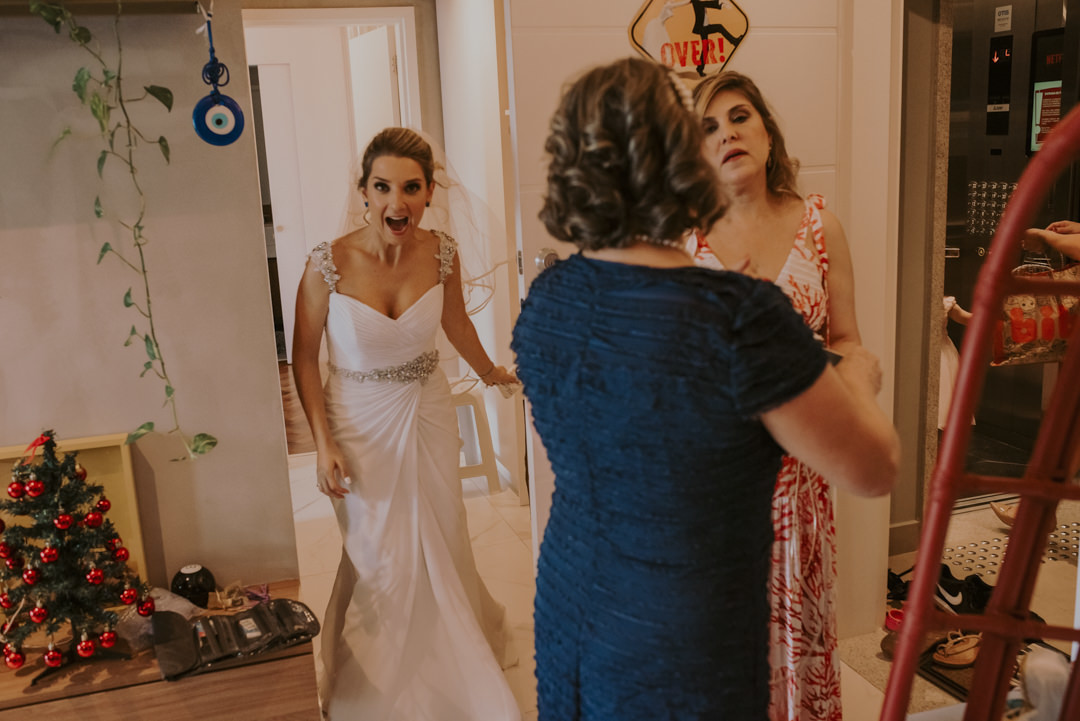 a noiva se surpreende durante o making of fotografia espontânea de casamento daniel okuyama