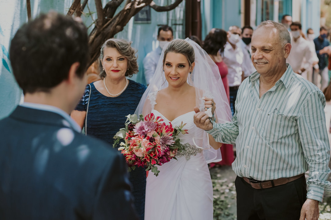 foto da noiva durante a cerimonia do casamento mini wedding no bistro ruella sp foto daniel okuyama