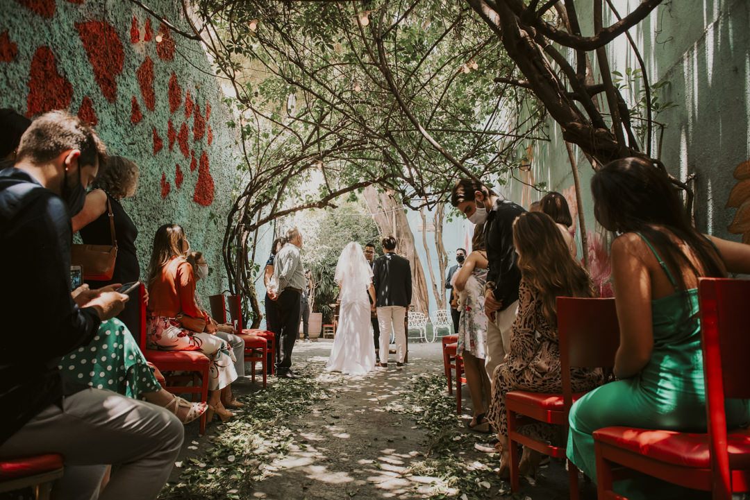 os noivos na cerimônia de casamento ao ar livre mini wedding no ruella bistro em so melhor fotografo de casamento daniel okuyama