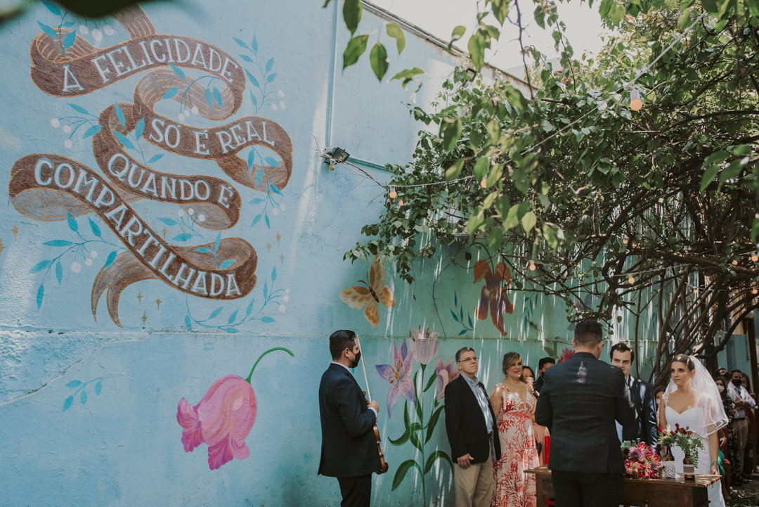 mini wedding aconteceu em sp noiva durante a cerimonia 