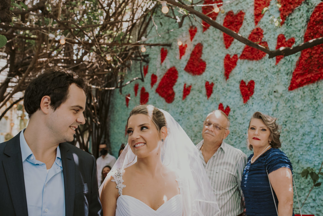 cerimonia ao ar livre, noivos em foto espontânea daniel okuyama o melhor fotografo de casamento de sp