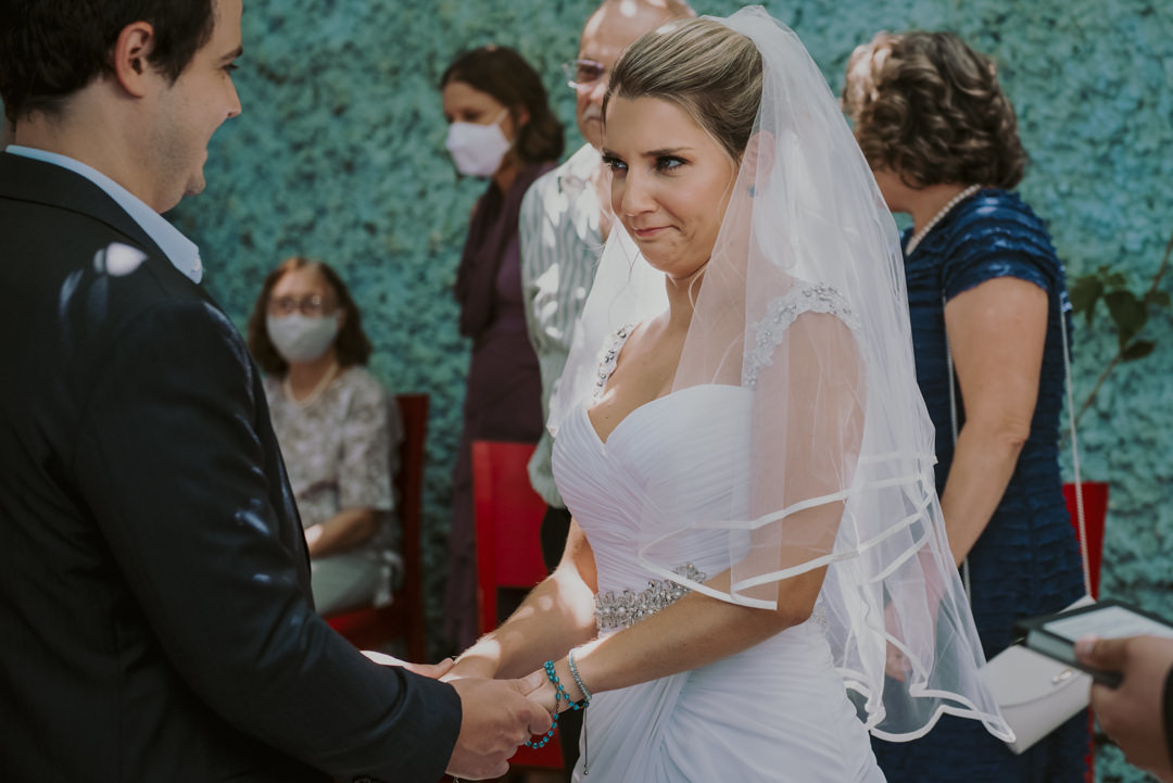 a noiva durante a troca de aliança, no casamento mini wedding que aconteceu no bistro ruella 