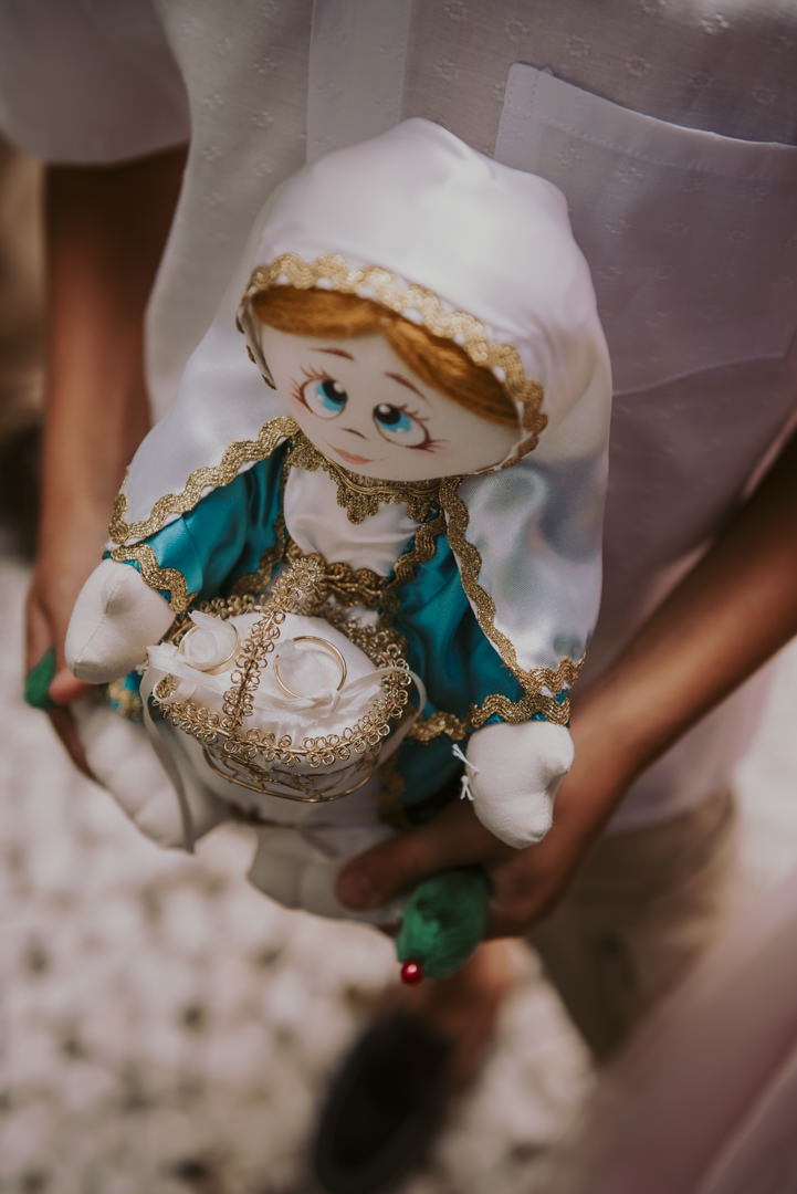 as alianças do casamento na cerimonia ao ar livre 