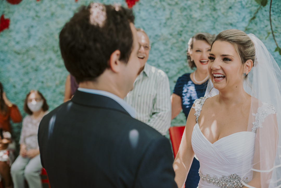 noivos felizes cerimonia de casamento mini wedding