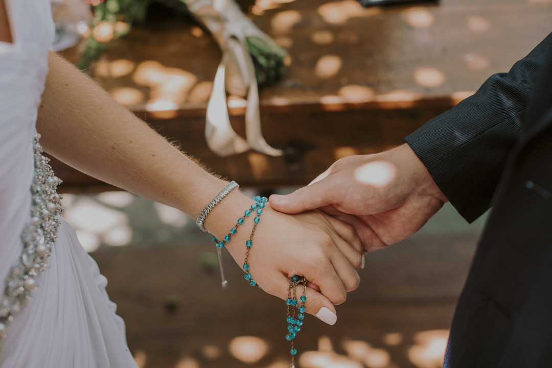 os noivos de mãos dadas durante a cerimonia de casamento em sp foto daniel okuyama melhor fotografo de casamento de sp