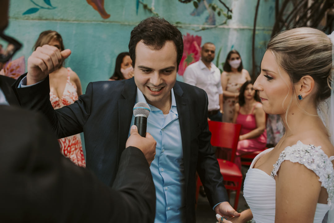 o noivo disse sim na cerimonia de casamento ao ar livre 