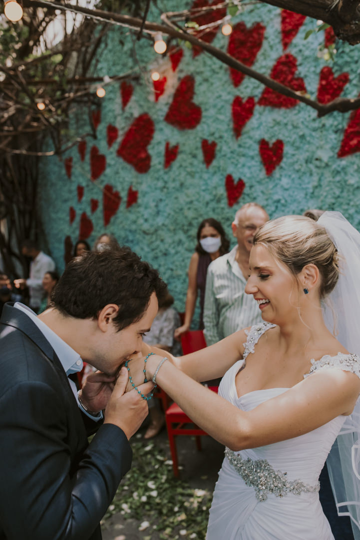 o noivo beija a mão da noiva cerimônia de casamento sp foto daniel okuyama fotografia