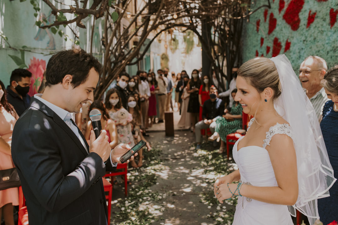 noivo e noiva durante cerimonia de casamento daniel okuyama fotografia