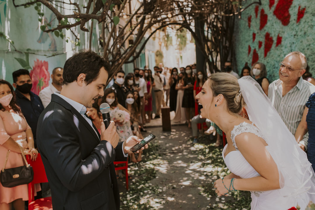 o sorriso e a alegria dos noivos durante a cerimonia de casamento, mini wedding realizado no bistro ruella