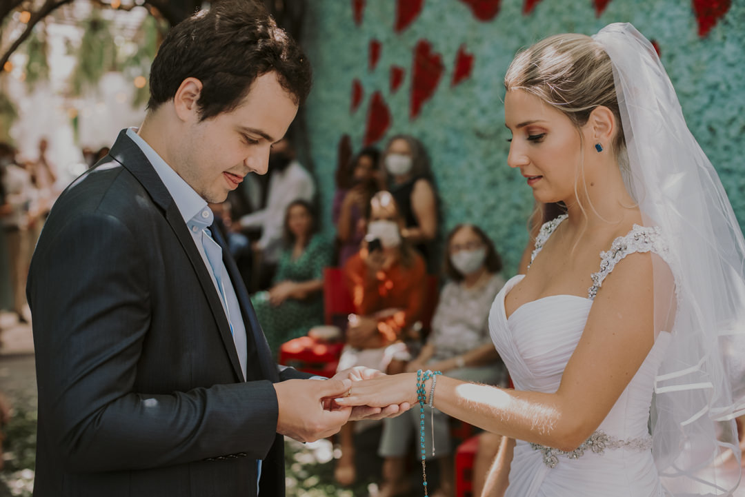 noivos colocam as alianças no casamento ao ar livre bistro ruella sp melhor fotografo de casamento de sp daniel okuyama