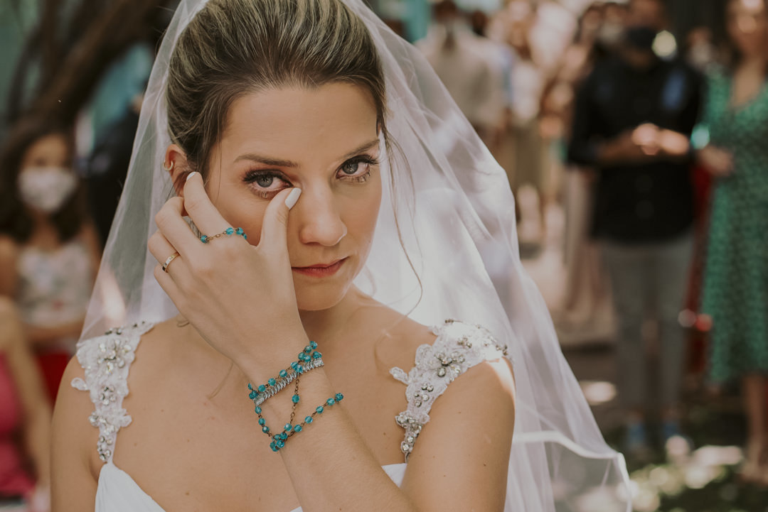 noiva chorando emocionada em momento espontâneo do casamento no bistro ruella foto de casamento daniel okuyama melhor fotografo de casamento de sp mini wedding