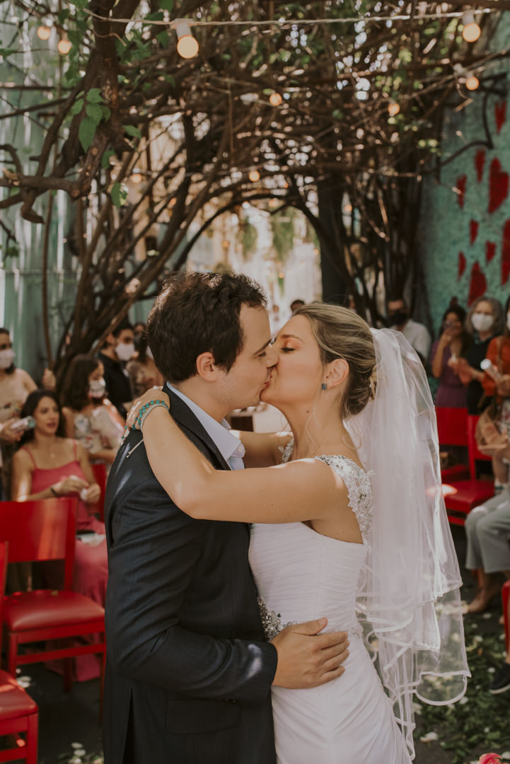 foto de casamento ao ar livre beijo dos noivos melhor fotografo daniel okuyama