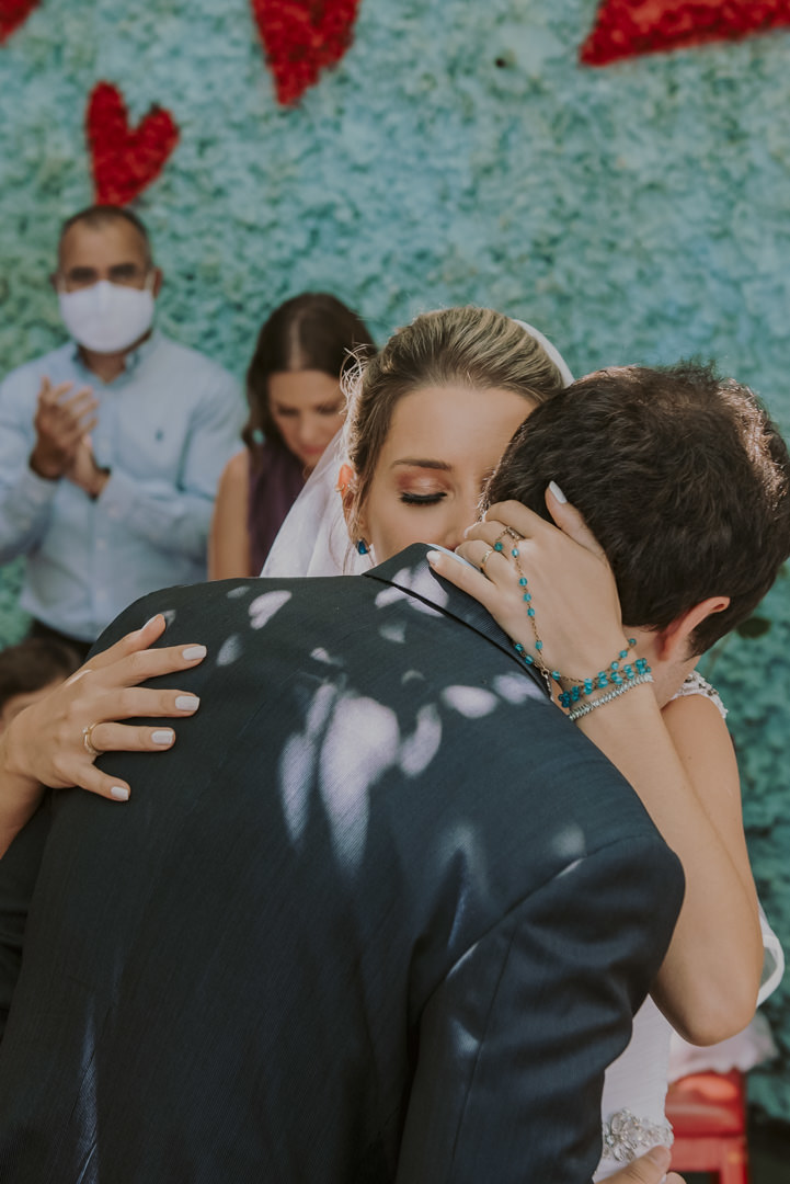 abraço dos noivos durante a cerimonia de casamento em sp melhor fotografo de casamento daniel okuyama