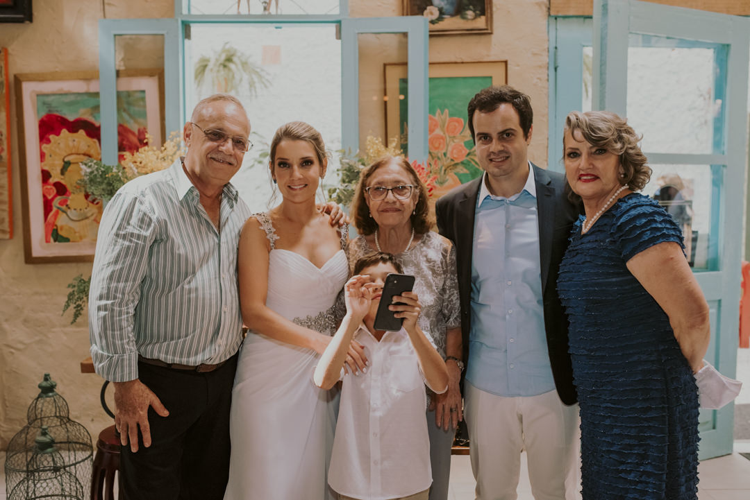 retrato e fotos protocolares dos noivos com a família