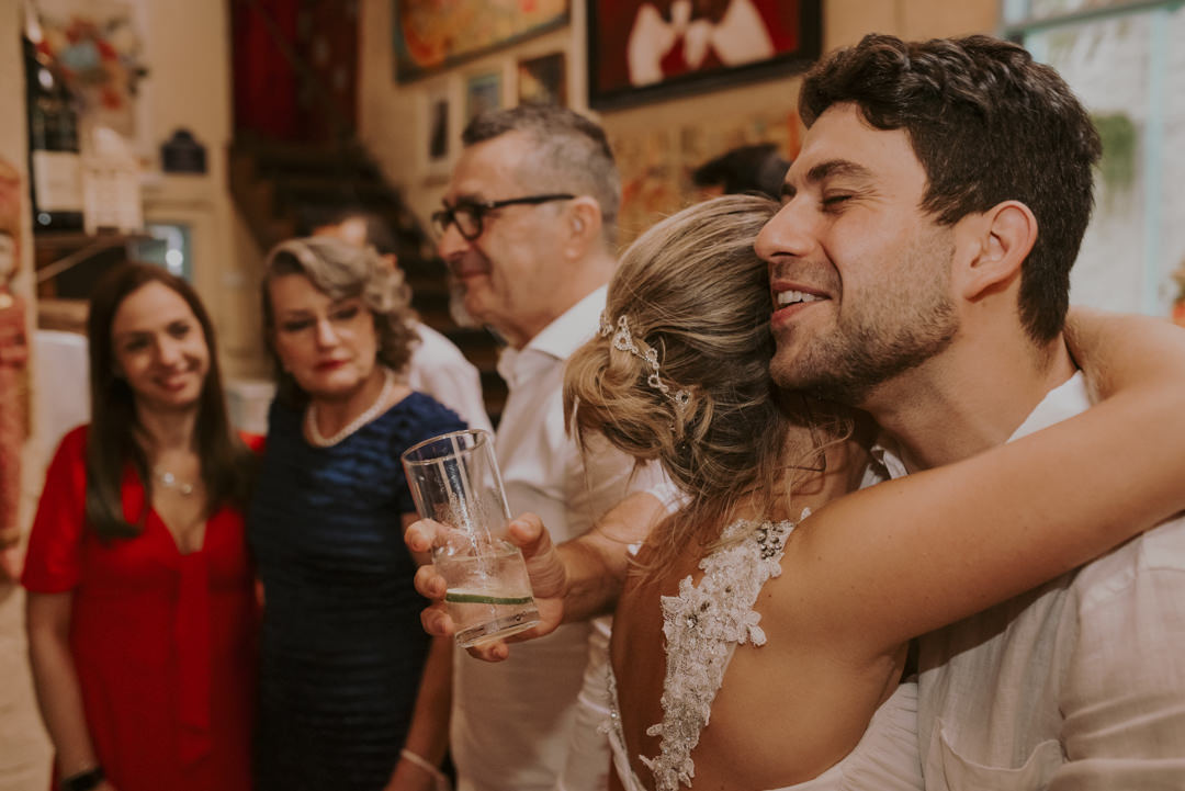 o abraço e cumprimentos dos noivos casamento mini wedding daniel okuyama