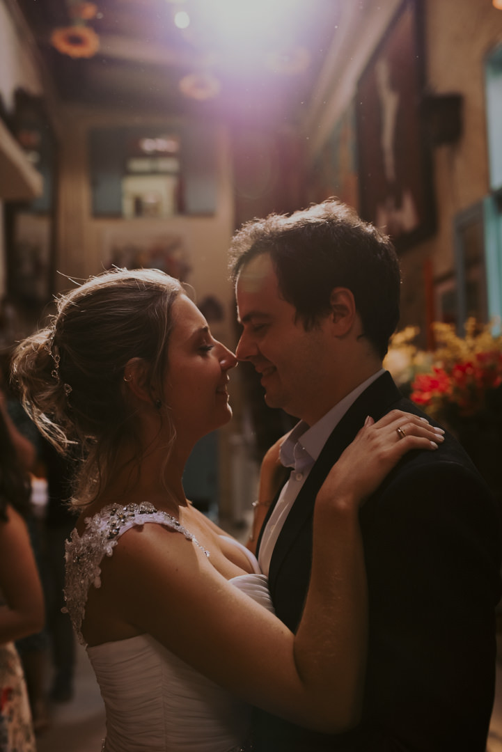 foto dos noivos dança no casamento, foto espontânea melhor fotografo de casamento sp daniel okuyama