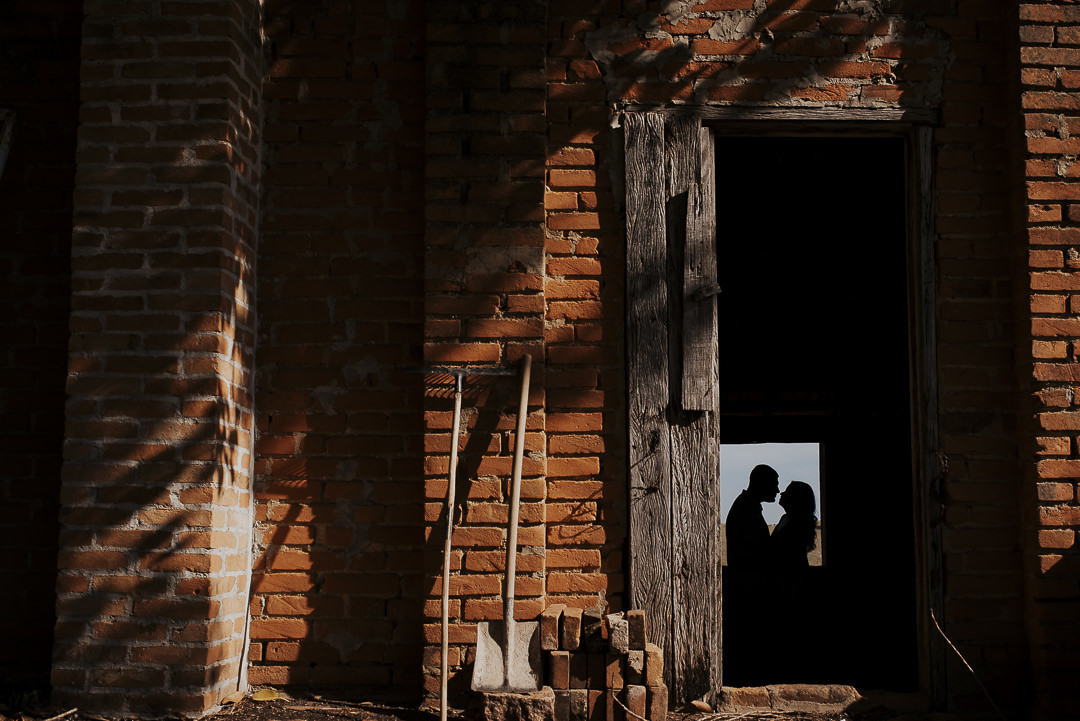Ensaio pré wedding no campo roupas para pre wedding roupa para usar no ensaio pré casamento ensaio na fazenda ensaio com pôr do sol fotógrafo de casamento em sorocaba fazenda próximo a são paulo para pré wedding