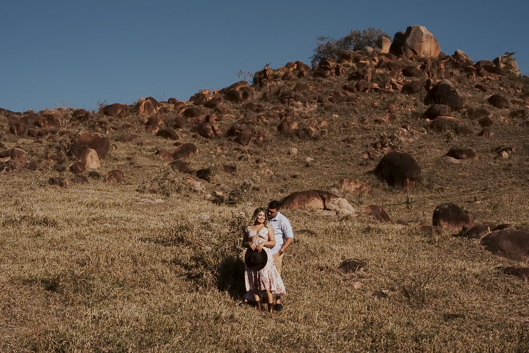 Ensaio pré wedding no campo roupas para pre wedding roupa para usar no ensaio pré casamento ensaio na fazenda ensaio com pôr do sol fotógrafo de casamento em sorocaba fazenda próximo a são paulo para pré wedding