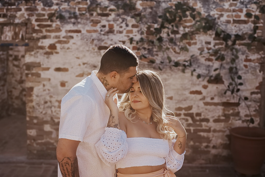 Ensaio pré wedding no campo roupas para pre wedding roupa para usar no ensaio pré casamento ensaio na fazenda ensaio com pôr do sol fotógrafo de casamento em sorocaba fazenda próximo a são paulo para pré wedding