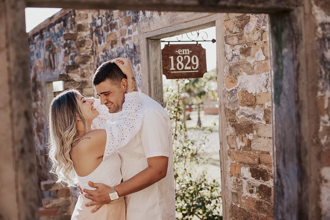 Ensaio pré wedding no campo roupas para pre wedding roupa para usar no ensaio pré casamento ensaio na fazenda ensaio com pôr do sol fotógrafo de casamento em sorocaba fazenda próximo a são paulo para pré wedding
