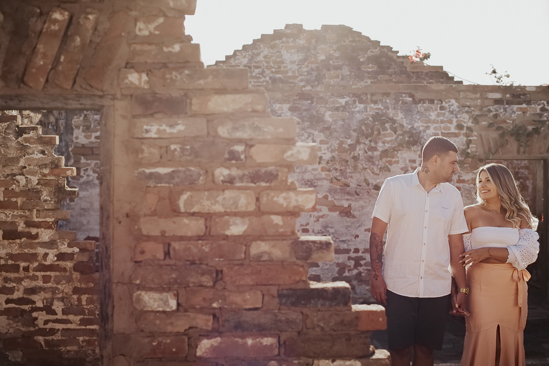 Ensaio pré wedding no campo roupas para pre wedding roupa para usar no ensaio pré casamento ensaio na fazenda ensaio com pôr do sol fotógrafo de casamento em sorocaba fazenda próximo a são paulo para pré wedding