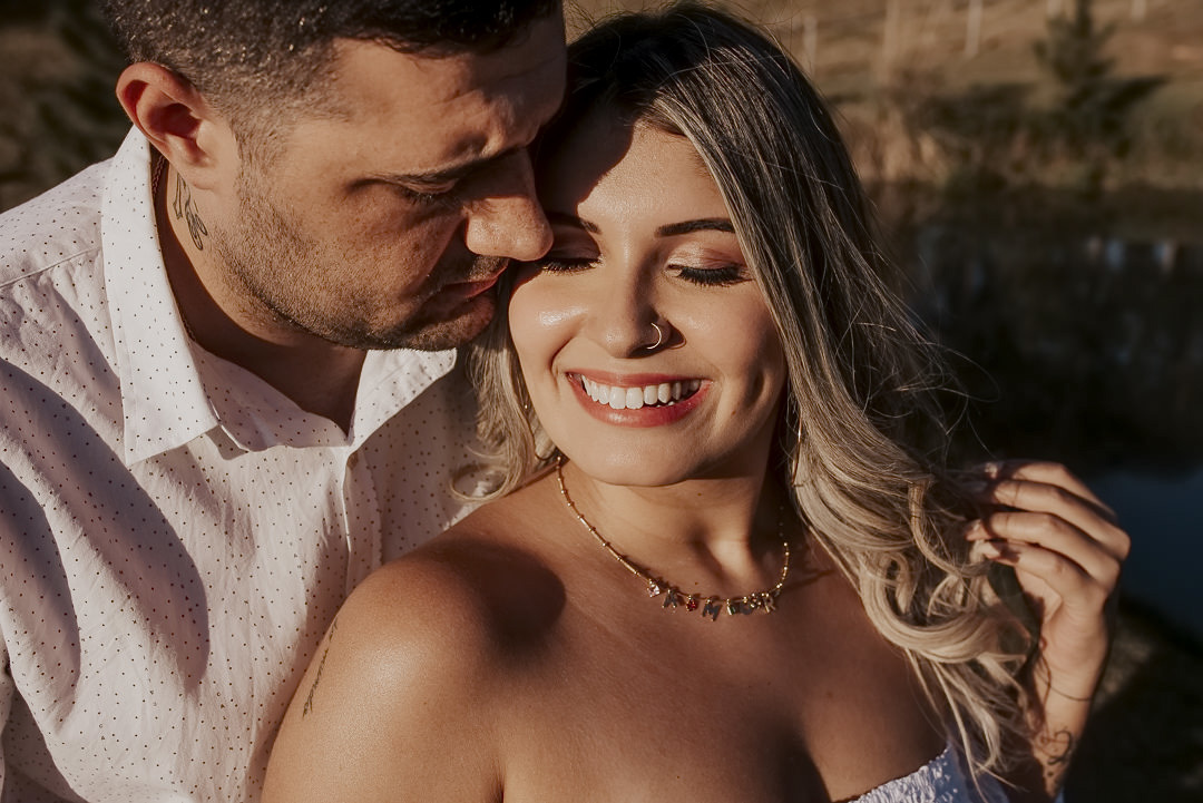 Ensaio pré wedding no campo roupas para pre wedding roupa para usar no ensaio pré casamento ensaio na fazenda ensaio com pôr do sol fotógrafo de casamento em sorocaba fazenda próximo a são paulo para pré wedding