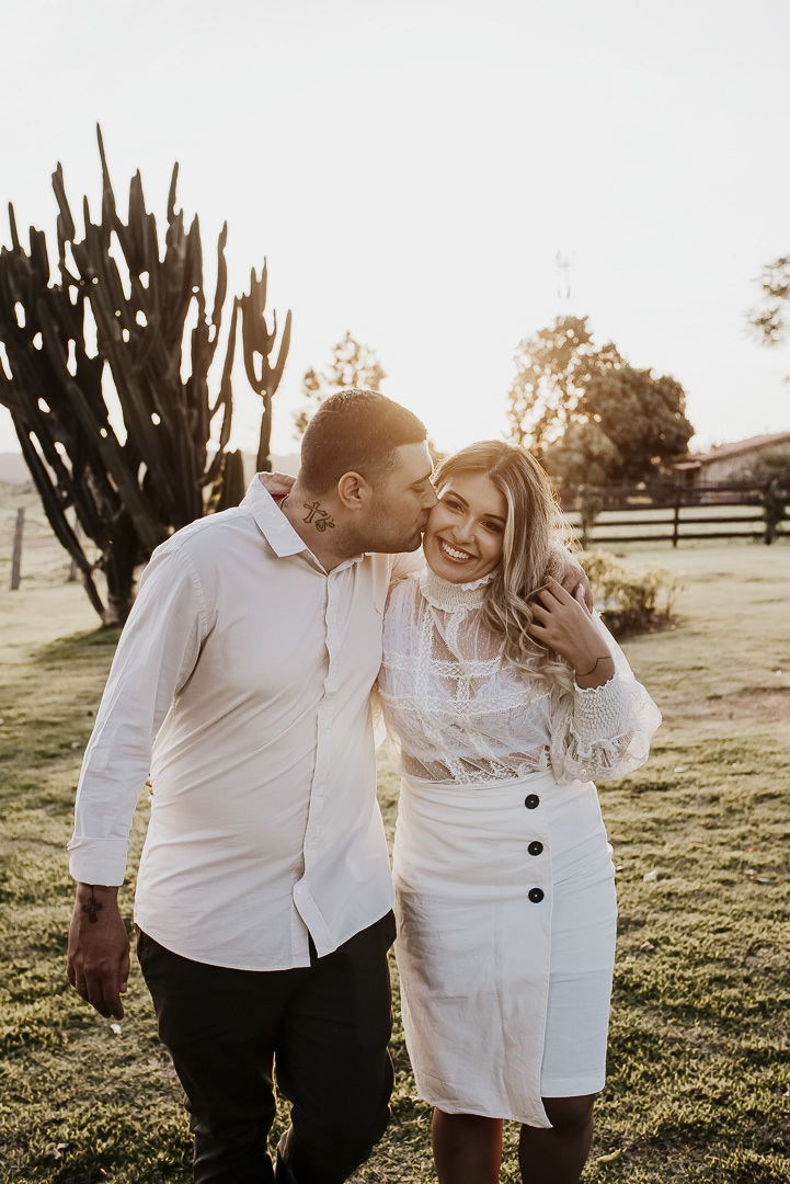 Ensaio pré wedding no campo roupas para pre wedding roupa para usar no ensaio pré casamento ensaio na fazenda ensaio com pôr do sol fotógrafo de casamento em sorocaba fazenda próximo a são paulo para pré wedding
