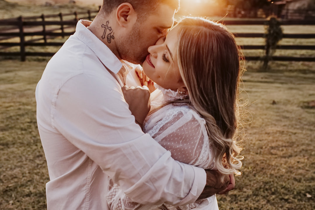 Ensaio pré wedding no campo roupas para pre wedding roupa para usar no ensaio pré casamento ensaio na fazenda ensaio com pôr do sol fotógrafo de casamento em sorocaba fazenda próximo a são paulo para pré wedding