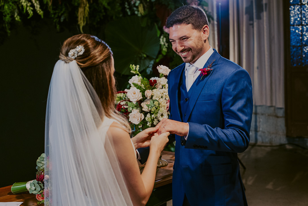 casamento em itatiba cerimonia de casamento ao ar livre na villa dangelo casamento de dia decoração de casamento  reação do noivo firt look casamento emocionante entrada da aliança pela avó