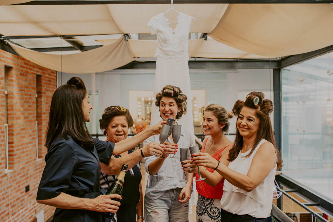 Brinde da noiva com as madrinhs no making of foto de making of de casamento maquiagem de casamento penteado de noiva lugares para fazer making of 