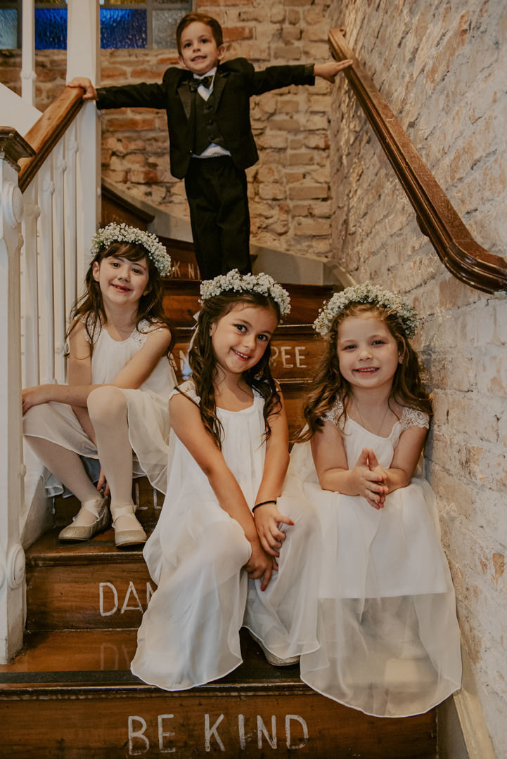 casamento na casa quintal em são paulo daminha de casamento casamento boho casamento intimista daminhas com coroa de flores