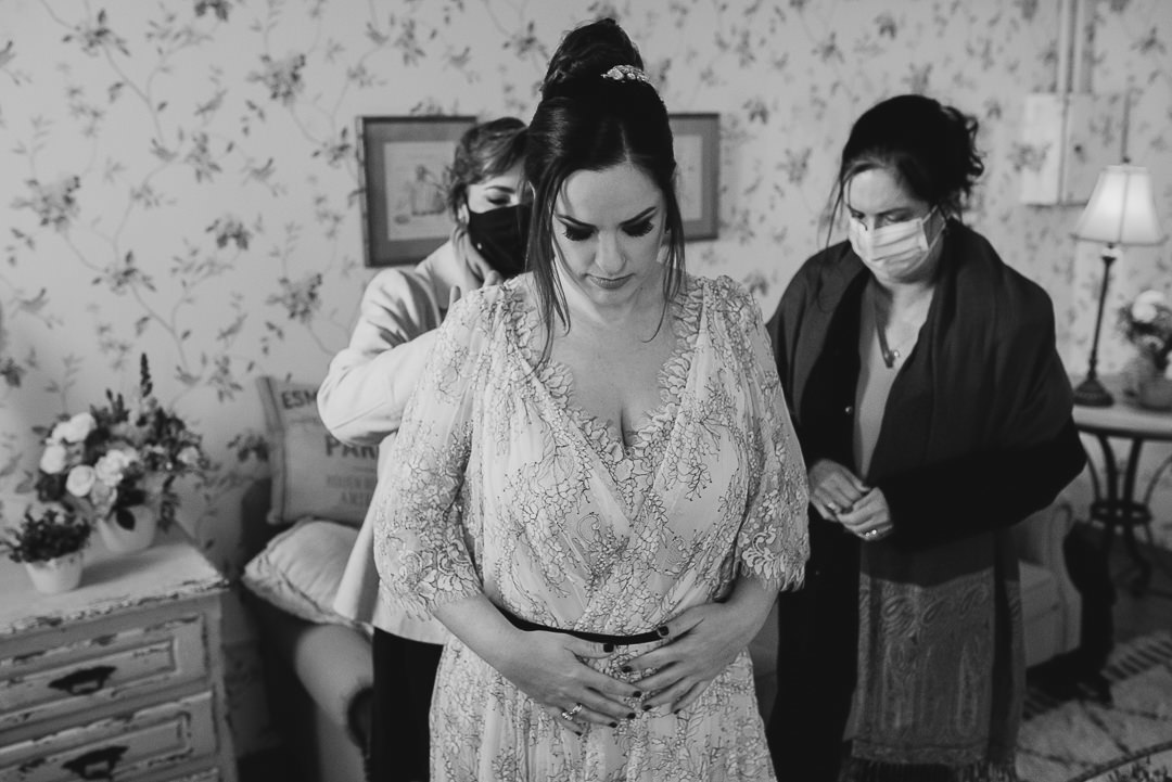vestido de noiva no Chalé Quintal espaço de casamento em SP pelo melhor fotógrafo de casamento Daniel Okuyama