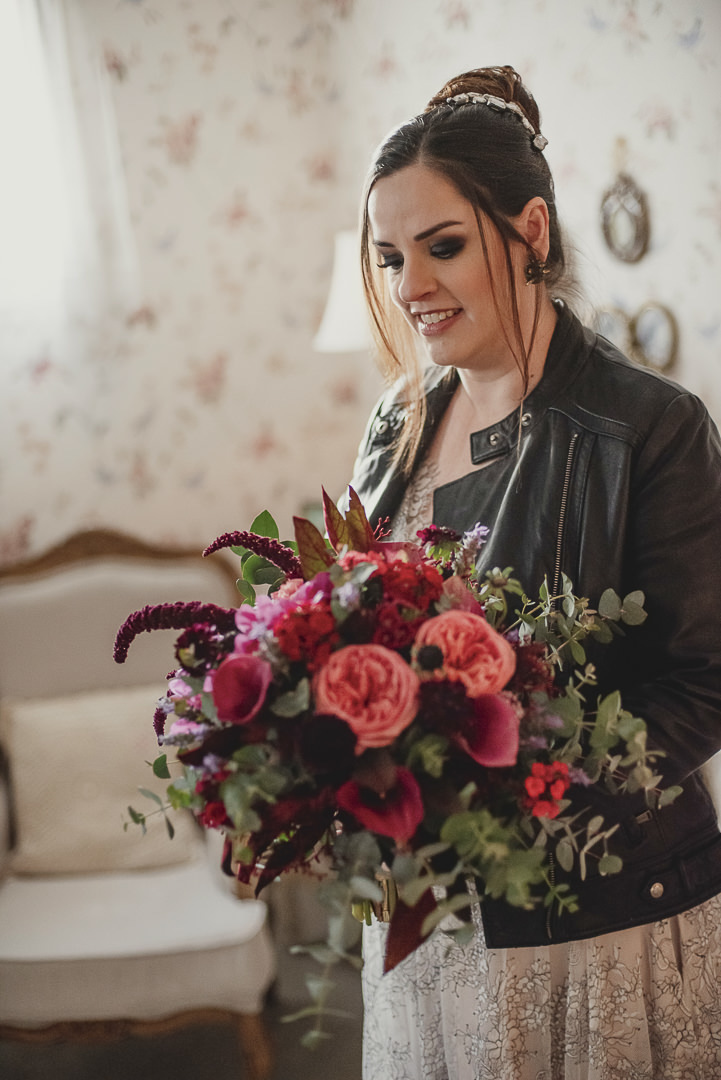 retratos da noiva com seu buque com rosas celebrado no chalé quintal