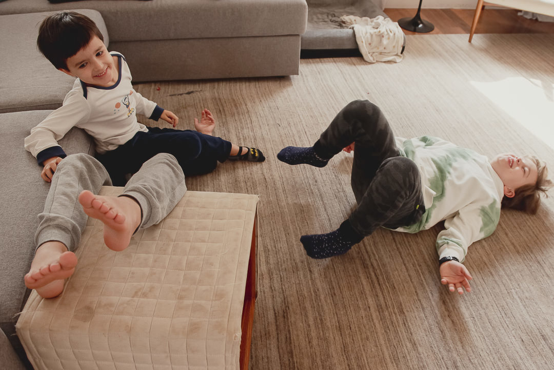 as crianças no making of do noivo no dia do casamento