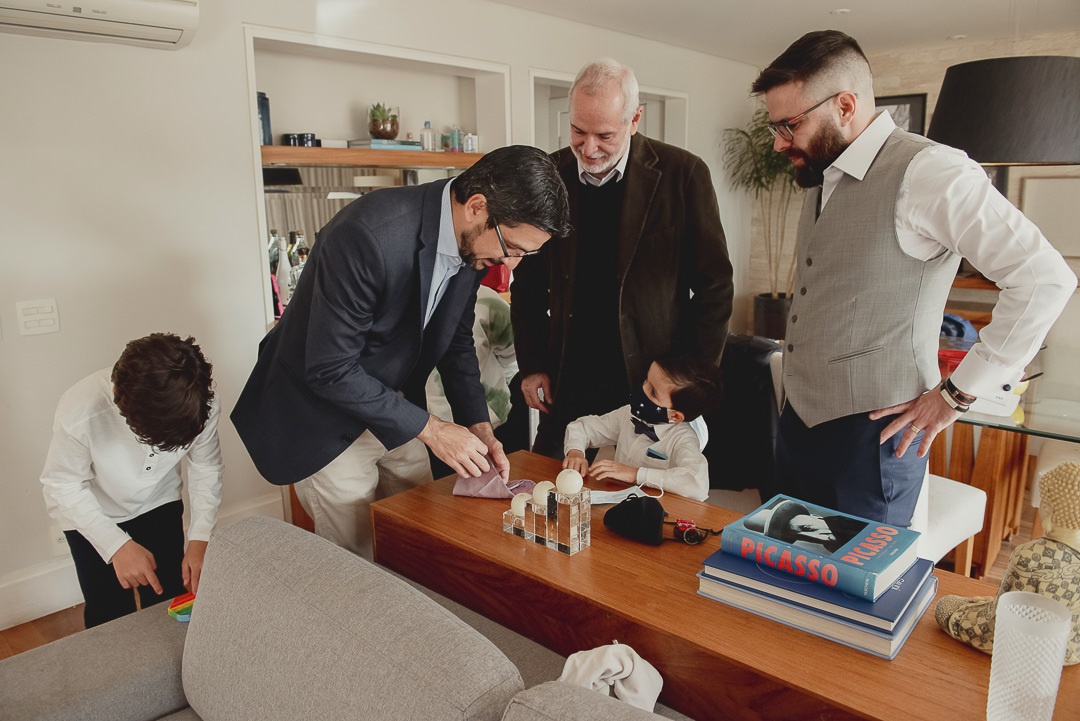 os amigos e familiares participam do dia do noivo no casamento