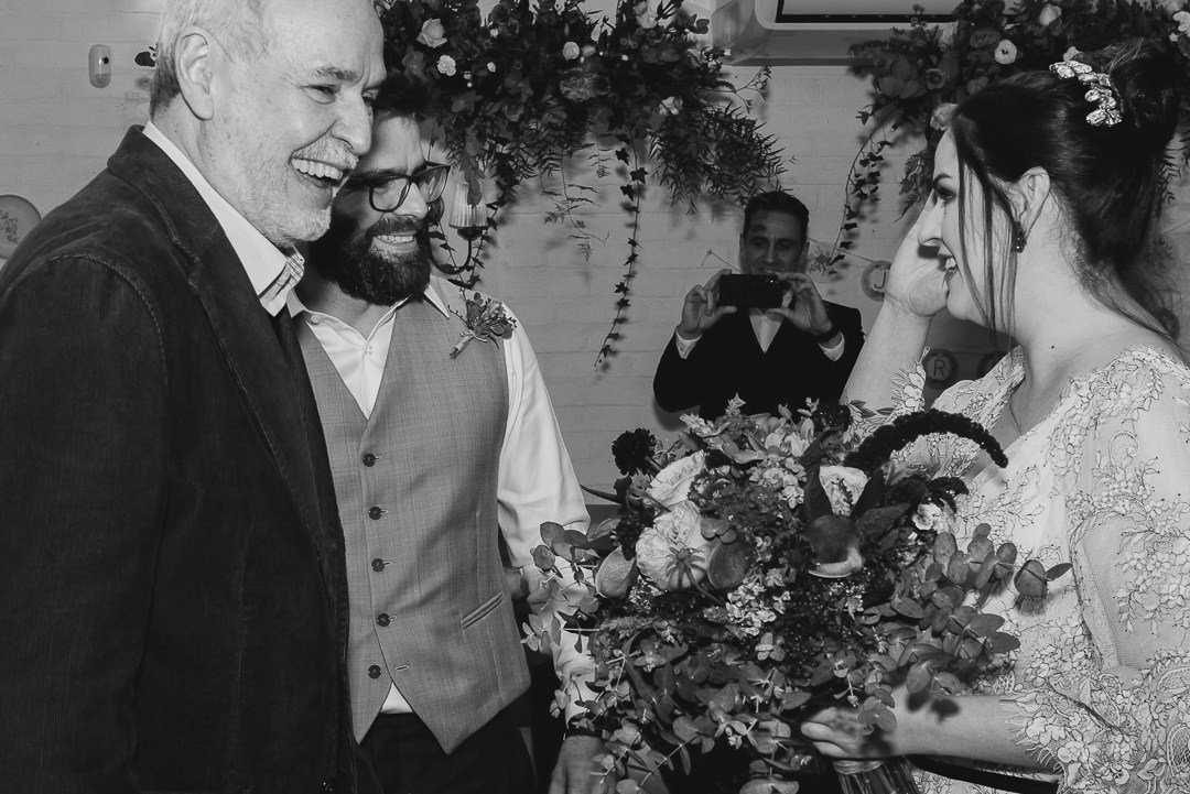 a noiva e o noivo emocionados na cerimonia de casamento que aconteceu em sp