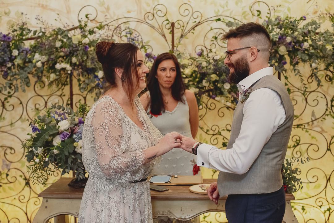 foto leve e espontanea do momento da troca de aliancas no casamento que aconteceu em SP pelo melhor fotógrafo de casamento daniel okuyama